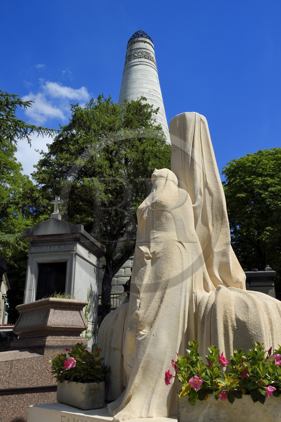 France, Paris (75), cimetière du Père-Lachaise, tombe de la famille Guibout en premier plan et la colonne de 21 mètres de haut de la tombe de Félix de Beaujour en arrière plan