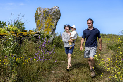 France, Finistère (29), Mer d'Iroise, archipel de Molène, Ile de Quéménès, ferme de Quéménès bio et autonome en énergie, les agriculteurs Amélie Goossens et Etienne Menguy à côté du menhir