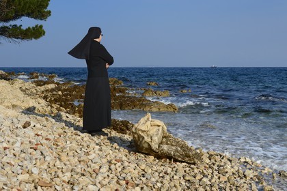 Croatie, Dalmatie, côte dalmate, Ile d’Ugljan, couvent franciscain Saint-Jérôme de la congrégation des Filles de la Miséricorde, sœur Theresija aime contempler la mer dans ses moments libres