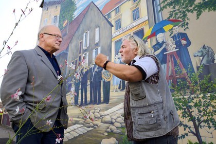 France, Moselle (57), Vallée de la Fensch, le peintre Greg Gawra devant une de ses oeuvres sur le mur de la poste de Nilvange