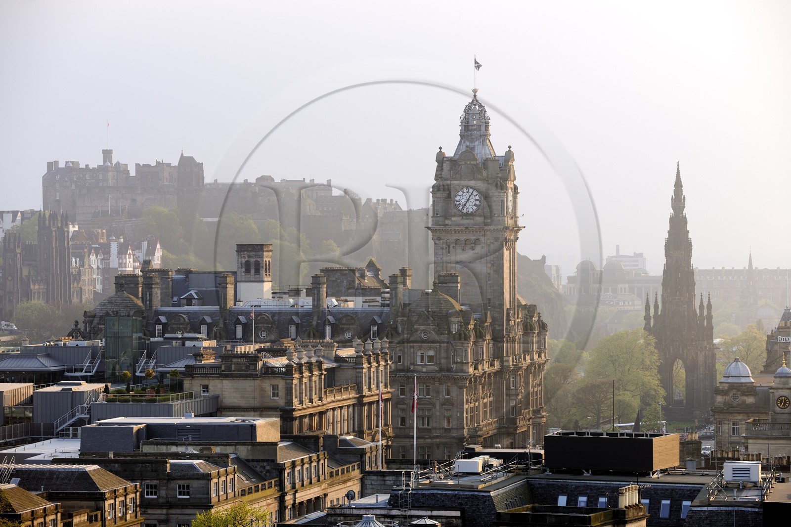 Royaume-Uni, Ecosse, Edimbourg, vue générale de la ville dominée par son château, le monument de Walter Scott à droite