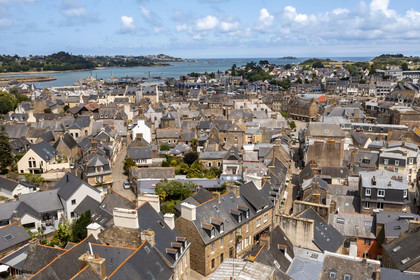 France, Cotes d'Armor, Paimpol, la vieille ville et l'anse de Paimpol (vue aérienne)