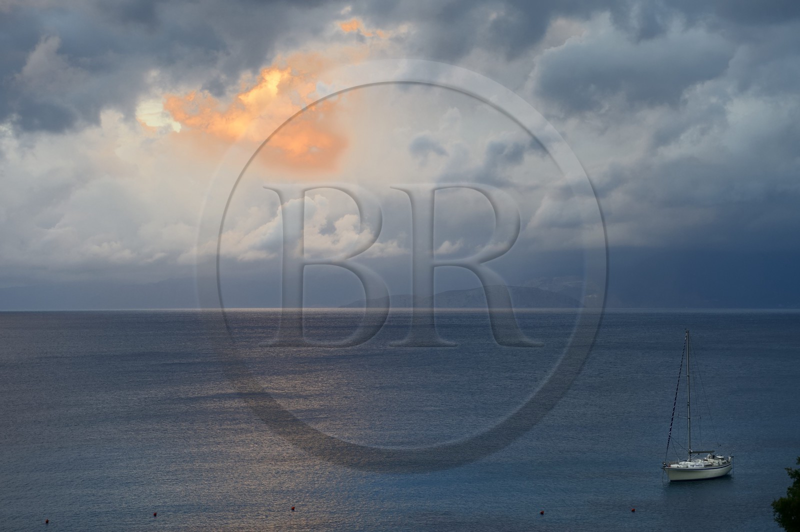 Grèce, Crète, région d'Agios Nikolaos, Elounda, ciel orageux au coucher de soleil