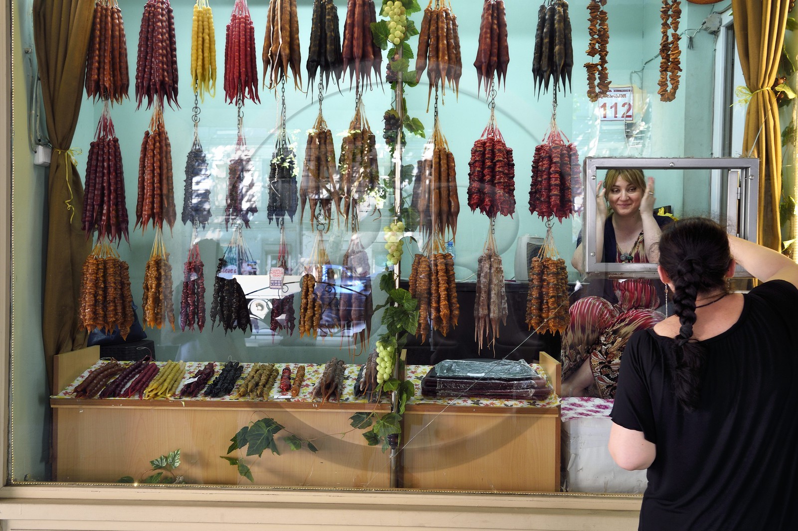 Géorgie, Tbilissi, Merab Kostava street, magasin vendant des tchourtchkhela, confiseries traditionnelles géorgiennes et anatoliennes en forme de bougies