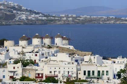 Grèce, Les Cyclades, mer Égée, île de Mykonos, Chora (Mykonos town), les cinq moulins (Kato Mili)
