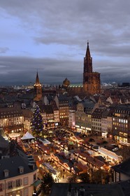 France, Bas-Rhin (67), Strasbourg, vieille ville classée au Patrimoine Mondial de l’UNESCO, le Grand Sapin de Noël sur la place Kléber et la cathédrale