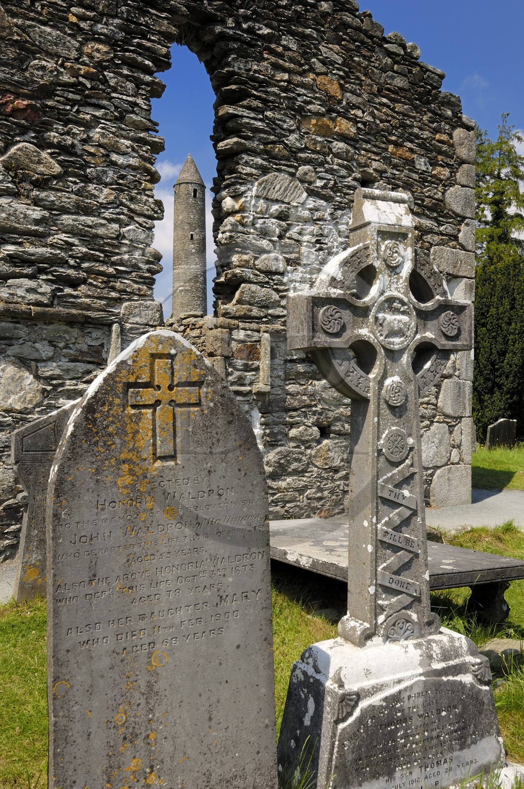 Irlande, comté de Wicklow, région des Monts Wicklow, site monastique de Glendalough, Tour Ronde