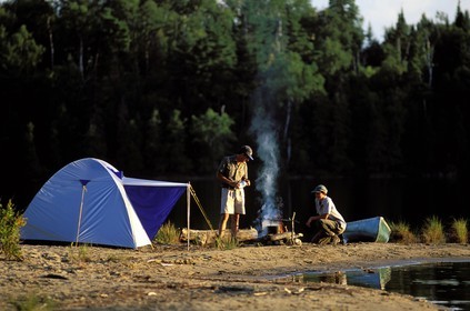 Canada, province de Québec, Réserve faunique de la Vérendrye, Grand Lac Victoria, préparation du repas du soir au campement