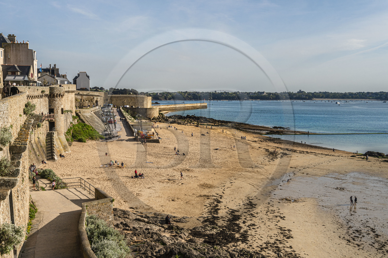 France, Ille-et-Vilaine (35), Côte d'Emeraude, Saint-Malo, la plage du Bon Secours sous les remparts