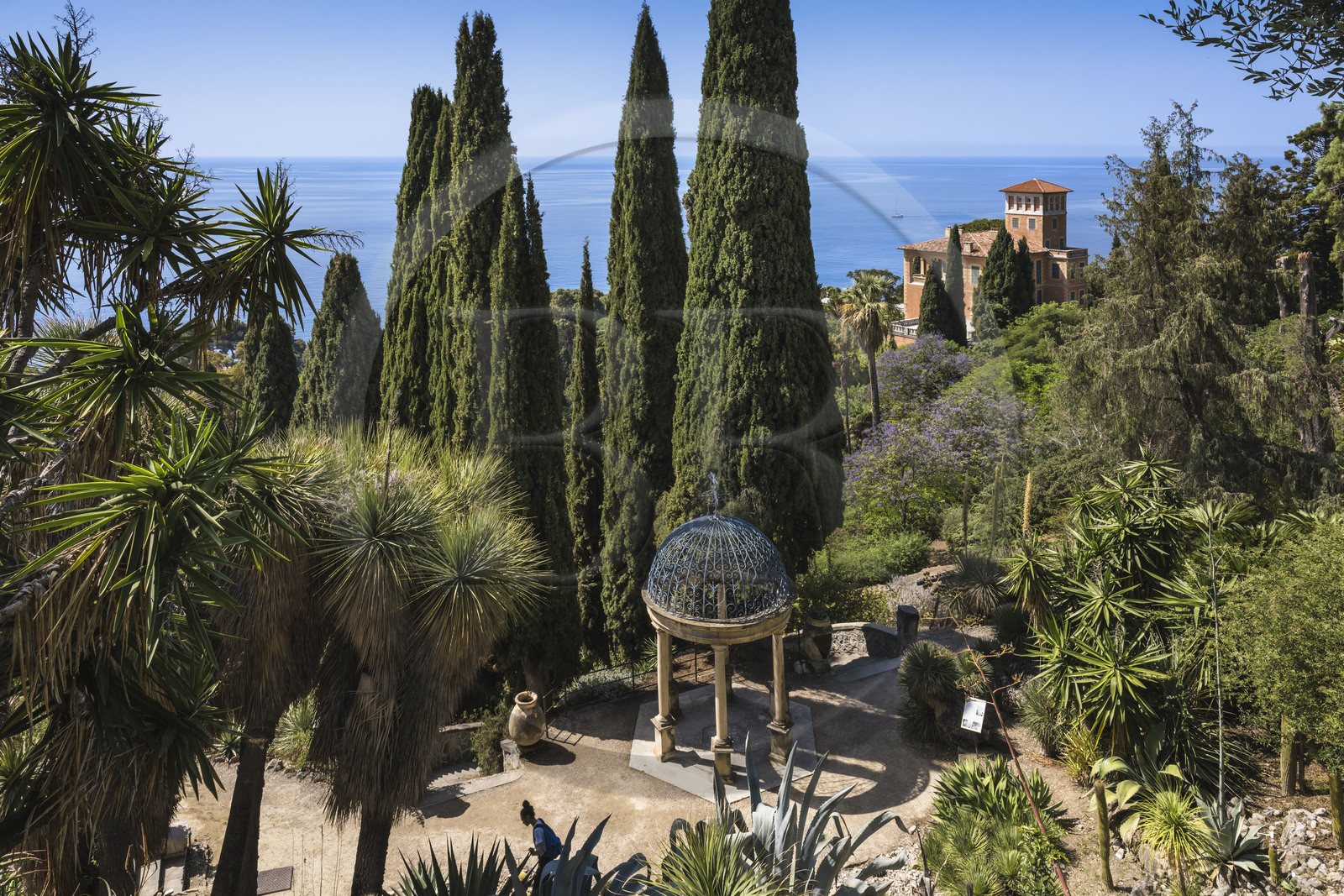 Italie, Ligurie, Province d'Imperia, Vintimille, Jardin botanique Hanbury, le Tempietto au premier plan et la villa Orengo