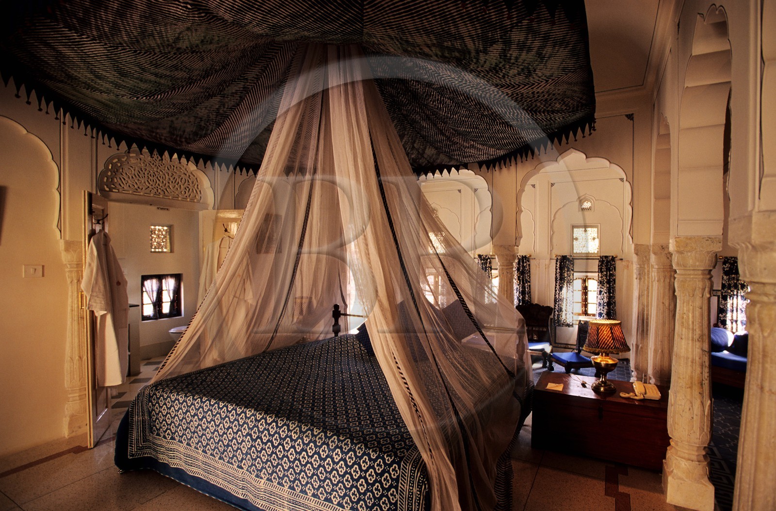 Inde, état du Rajasthan, région de Jaipur, Samode Palace, une des chambres réaménagées