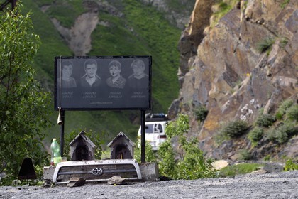 Géorgie, Kakheti, region de Touchétie, la très spectaculaire piste qui relie Telavi à Omalo en passant par le Col d'Abano à 2826 mètres, mémorial à des victimes mortes sur cette route très dangereuse