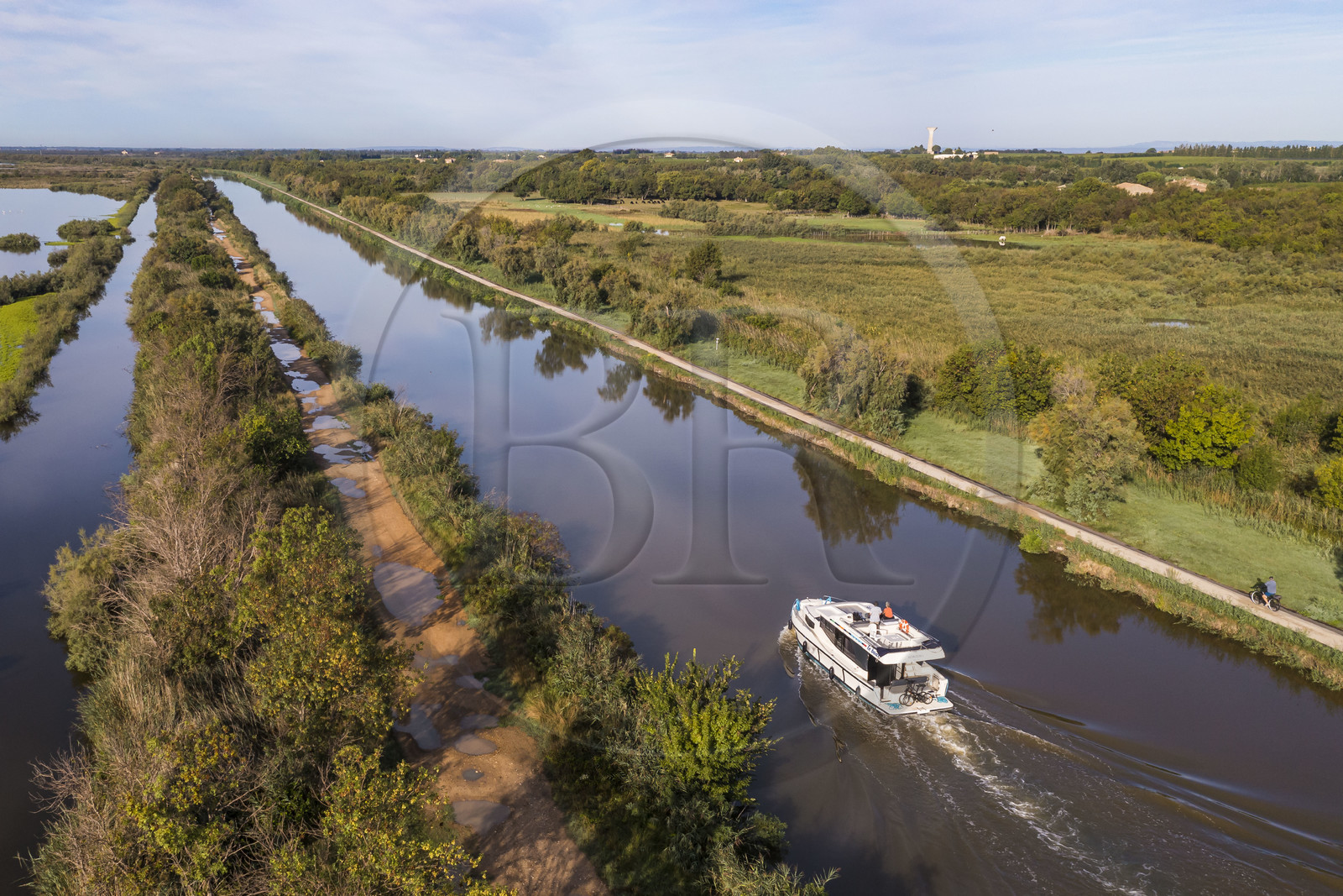France, Gard (30), la Petite Camargue, navigation d'un bateau de plaisance Le Boat sur le canal du Rhône à Sète entre Gallician et Aigues-Mortes (vue aérienne) France, Gard, the Petite Camargue, navigation of a pleasure boat Le Boat on the Rhone to Sète Canal between Gallician and Aigues-Mortes (aerial view)