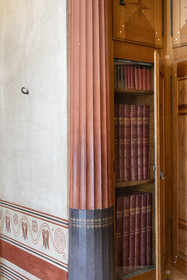 France, Alpes-Maritimes (06),  France, Alpes Maritimes (06), Beaulieu sur Mer, villa Kerylos de style neo-grec construite en 1908 par architecte Emmanuel Pontremoli, la bibliothèque, les livres sont cachés par des portes car anachroniques