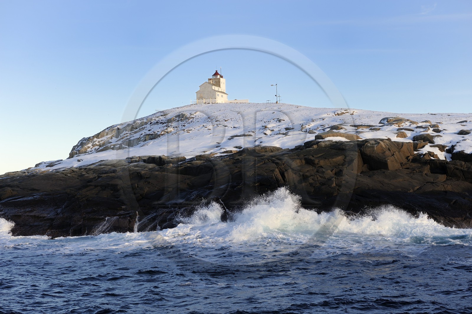 Norvège, Nordland, iles des Westeralen, région de Myre, le phare de l'ile aux oiseaux au large de Sto