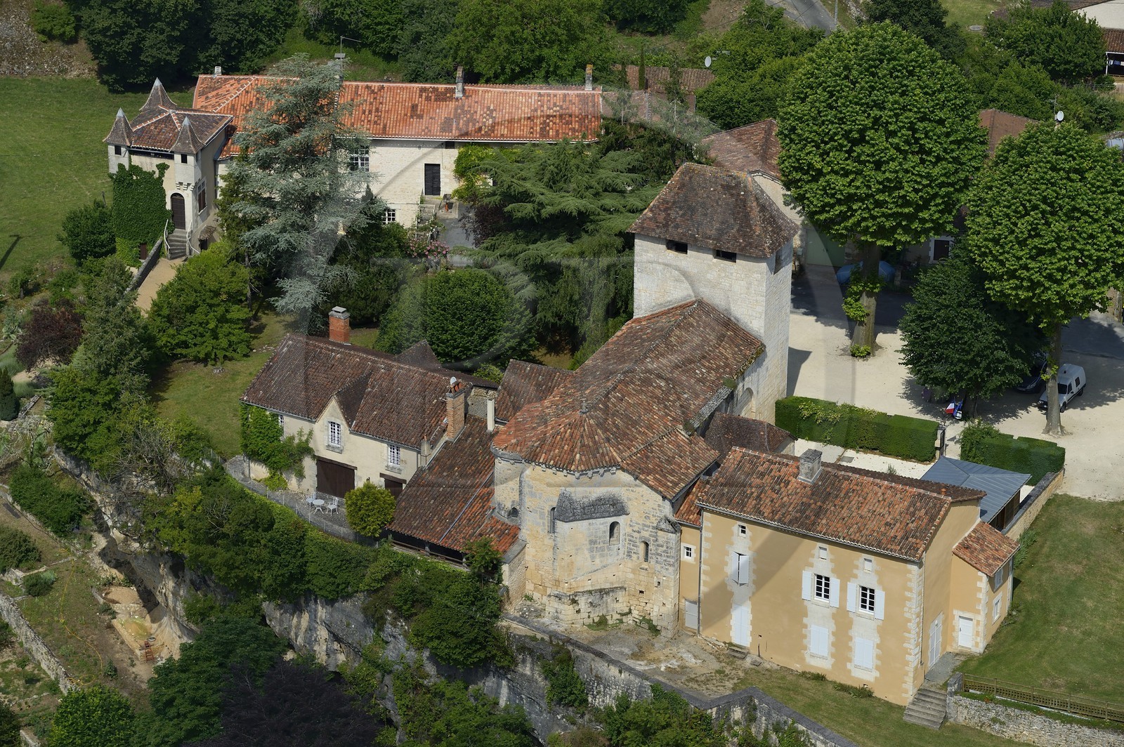 France, Dordogne (24), Périgord Vert, Condat-sur-Trincou, l'église Saint-Etienne et son clocher-porche (vue aérienne)