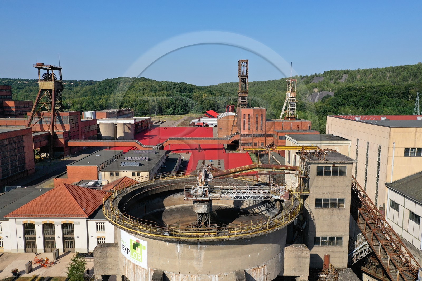 France, Moselle (57), Petite-Rosselle, le musée du carreau Wendel, le carreau Wendel et ses puits, le décanteur du lavoir 1-2 au premier plan (vue aérienne)