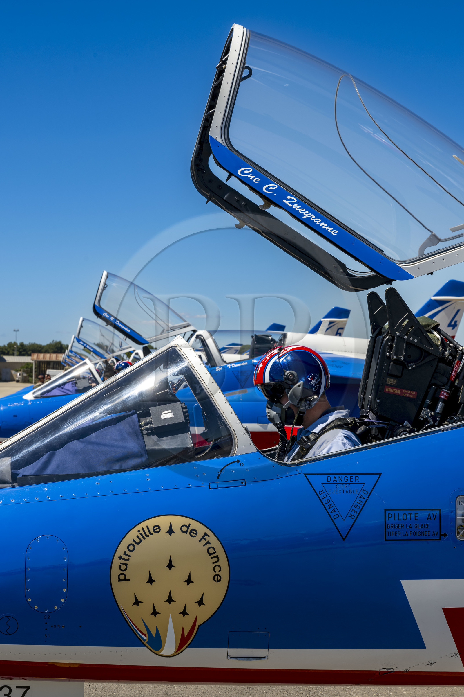 France, Bouches-du-Rhône (13), Salon-de-Provence, base aerienne 701, base de la Patrouille de France (PAF pour Patrouille acrobatique de France) de l'Armée de l'air et de l'espace française, derniers préparatifs du pilote pour le vol à bord de son avion Alphajet