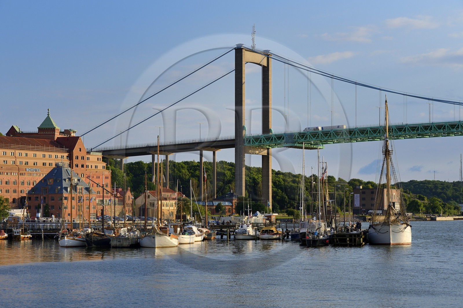 Sweden, Västra Götaland, Göteborg (Gothenburg), the small harbor Klippans (Klippans angbatsbrygga) and the Novotel hotel under the Älvsborg Bridge in the background