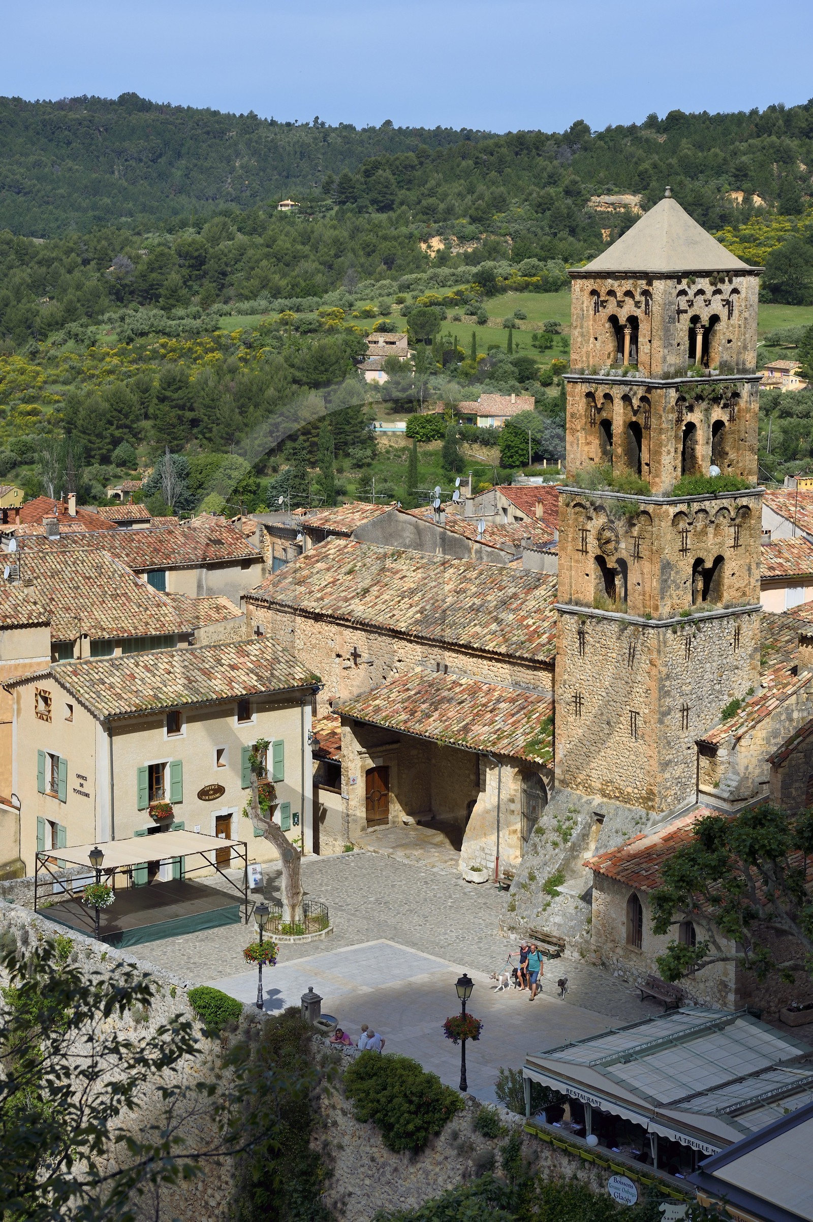 France, Alpes-de-Haute-Provence (04), Parc Naturel Régional du Verdon, Moustiers-Sainte-Marie, labellisé Les Plus Beaux Villages de France, l'église Notre-Dame-de-l'Assomption et son clocher du XIIe siècle en tuff