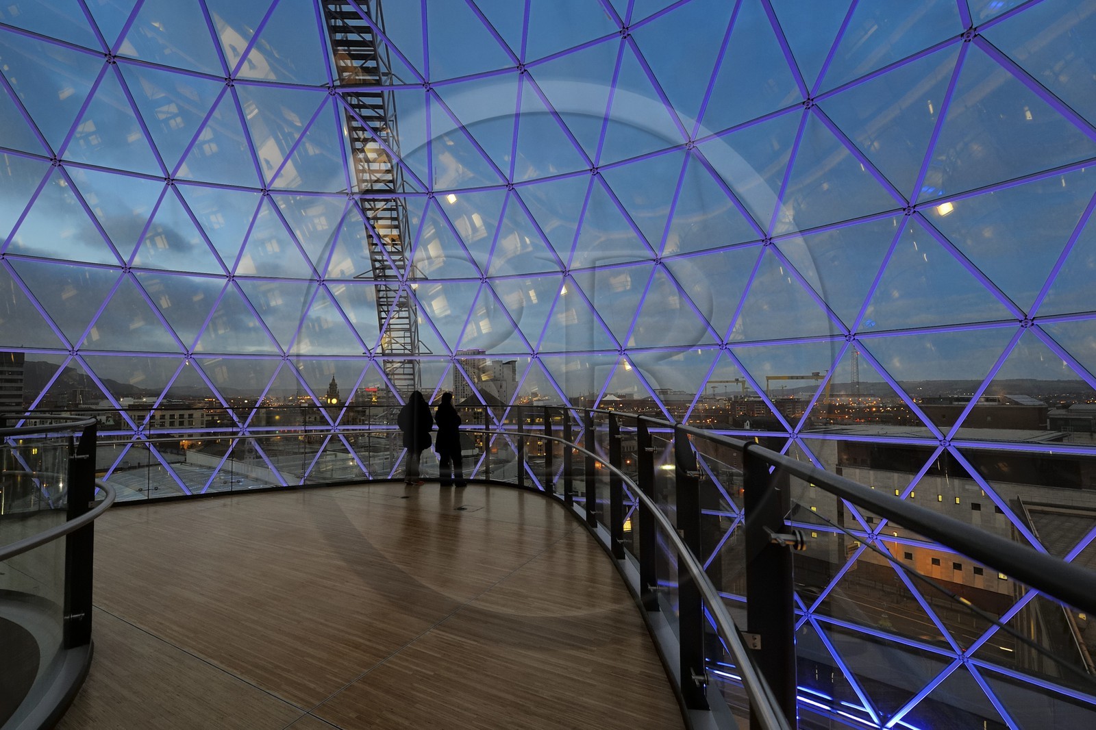 Royaume-Uni, Irlande du Nord, Belfast, le dôme en verre de 35m de diamètre du centre commercial de Victoria Square offre une large vue sur la ville