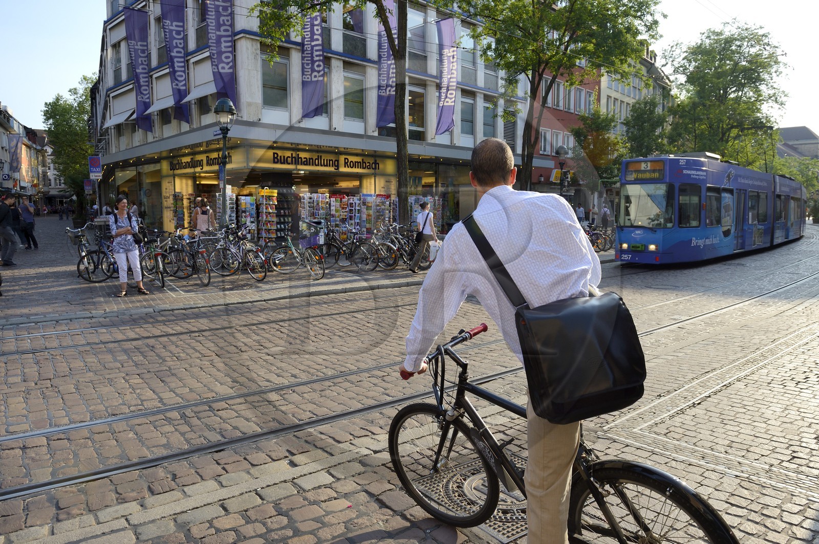 Allemagne, Bade-Wurtemberg, Fribourg en Brisgau, tram et cycliste dans la Bertoldstrasse
