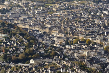 France, Finistère (29), Quimper, la cathédrale Saint-Corentin dans le centre ville et les quais de l'Odet (vue aérienne)