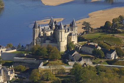 France, Maine-et-Loire (49), Vallée de la Loire classée Patrimoine Mondial de l' UNESCO, Saumur, le château au bord de la Loire (vue aérienne)