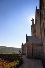 France, Bas-Rhin (67), Mont Saint-Odile, abbaye de Hohenbourg encore appelée couvent du Mont-Sainte-Odile, statue de Sainte Odile placée sur le toit du couvent et faisant face à la plaine d'Alsace
