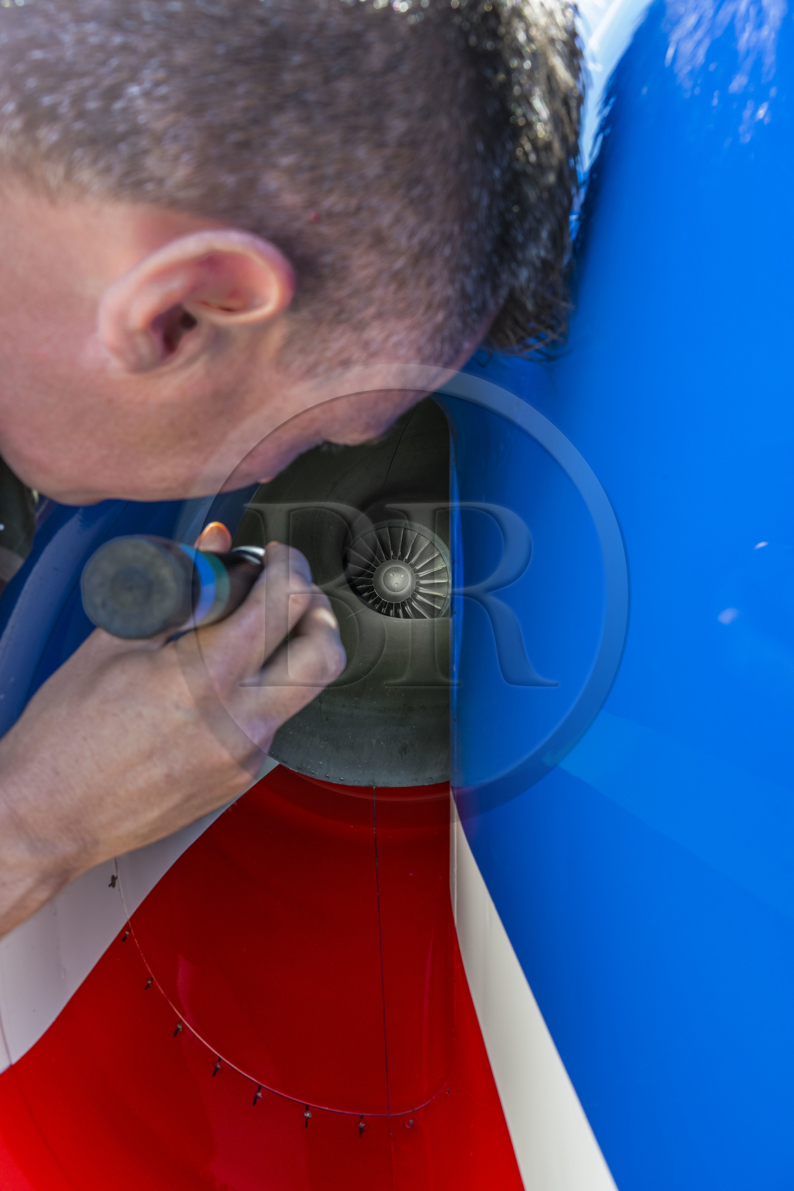 France, Bouches-du-Rhône (13), Salon-de-Provence, base aerienne 701, base de la Patrouille de France (PAF pour Patrouille acrobatique de France) de l'Armée de l'air et de l'espace française, l'adjudant Nicolas Renard, le mécanicien, effectue le tour avion de son Alphajet, vérification du compresseur