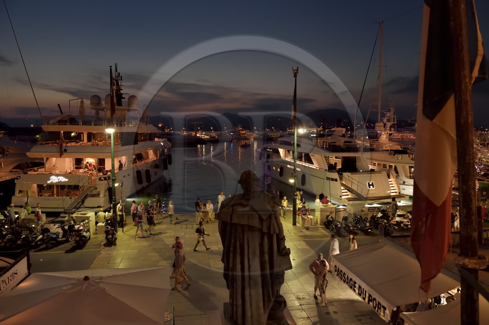 France, Var (83), Saint-Tropez, quai de Suffren, statue de Pierre André de Suffren dominant le port