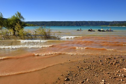 France, Var (83), Parc Naturel Régional du Verdon, lac de Sainte Croix, randonnée équestre avec Verdon Equitation, baignade des chevaux interdite depuis peu (octobre 2014)