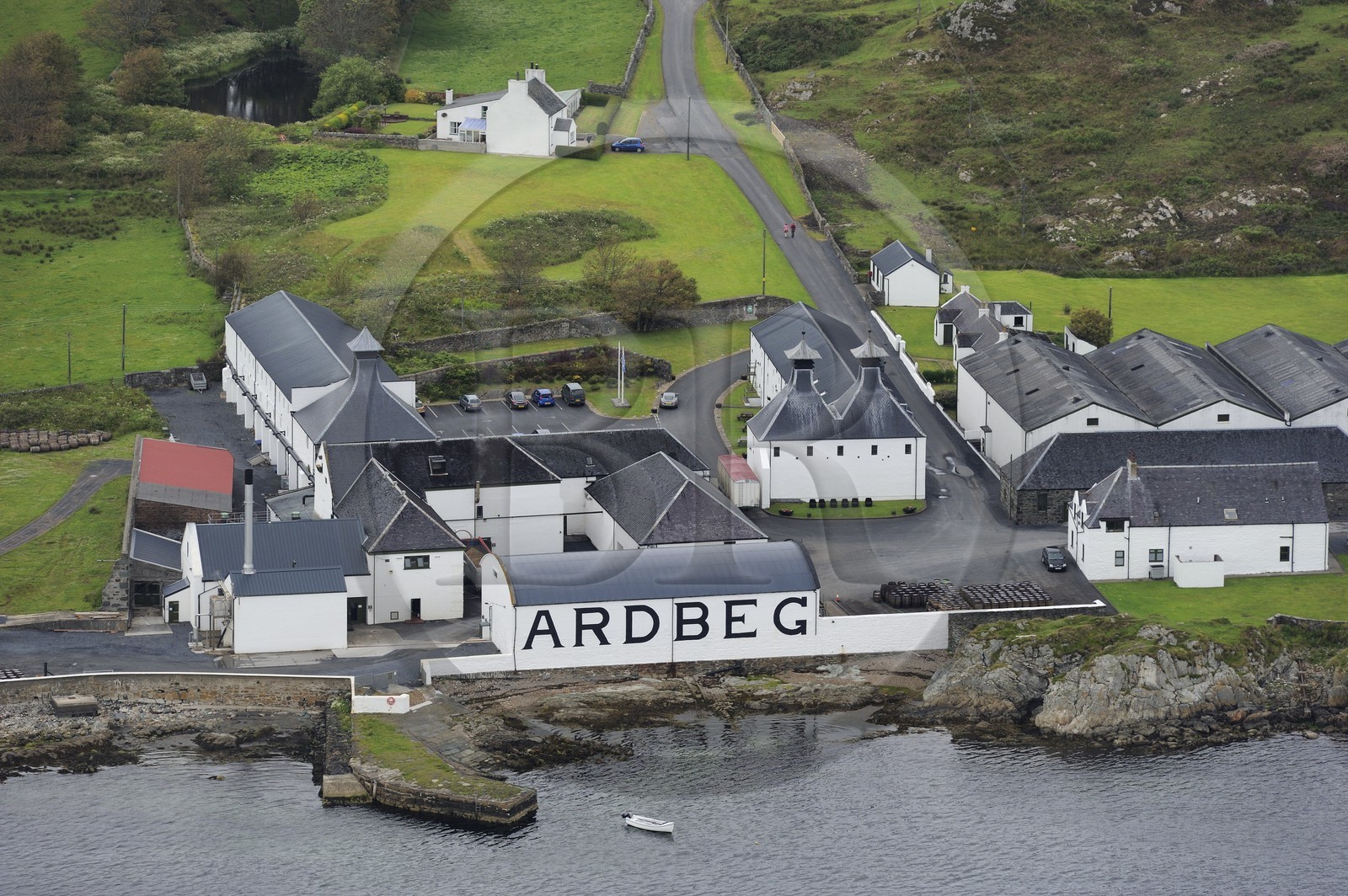 Royaume-Uni, Ecosse, Hébrides intérieures, Ile de Islay, Port Ellen, distillerie de whisky Ardbeg (vue aérienne)
