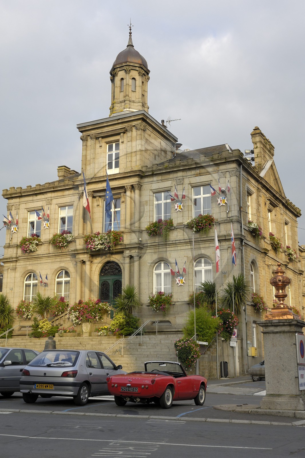 France, Manche (50), Villedieu-les-Poêles, l'hôtel de ville sur la place de la République