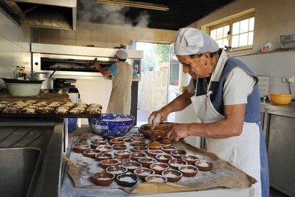 Portugal, région du Minho, Guimaraes, patisserie Casa Costinhas, Vira Costinhas perpétue la tradition avec ses duces régionales (pâtisseries conventuelles) dont la recette secrète reste bien gardée