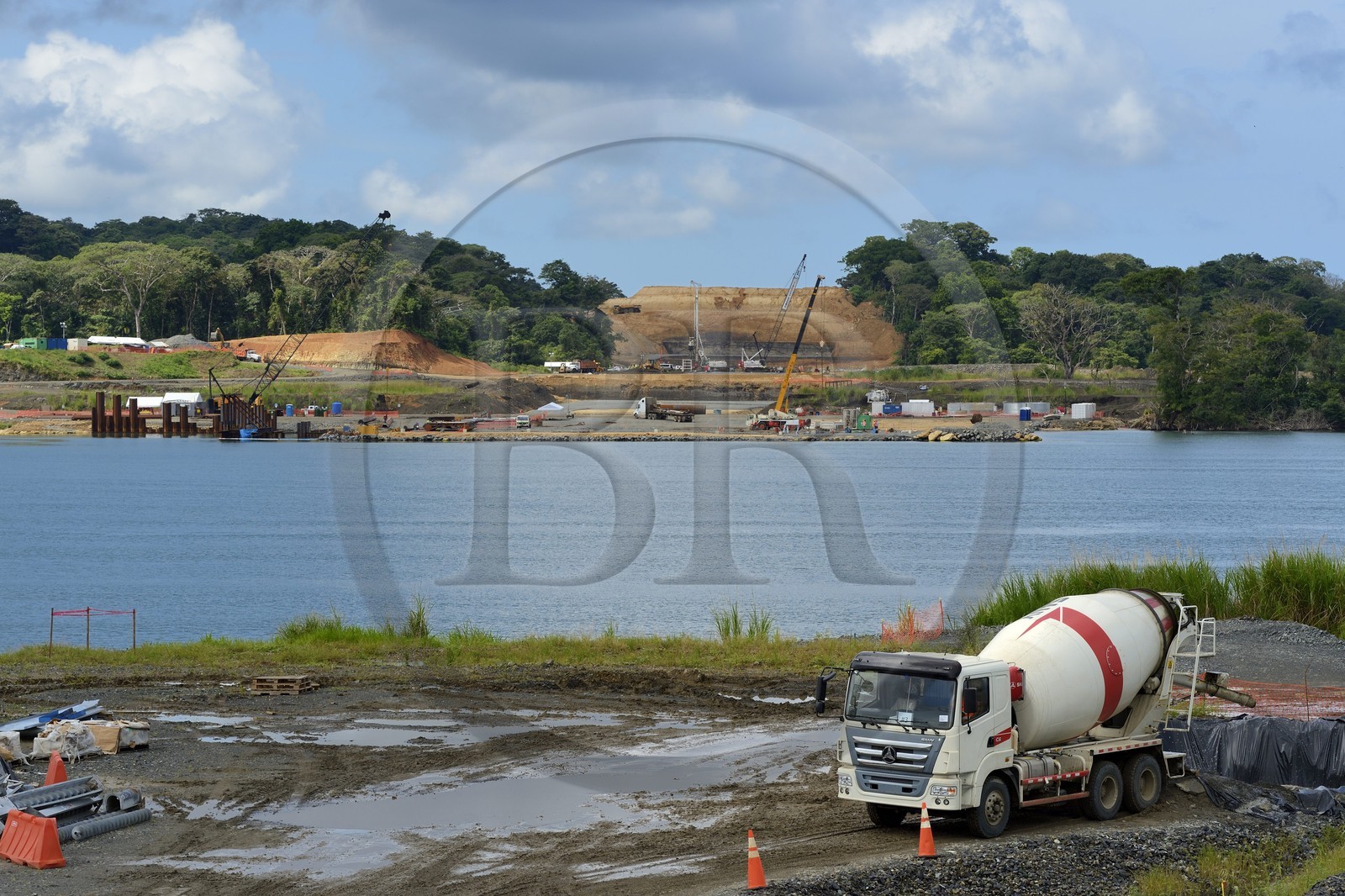 Panama, province de Colon, construction d'un pont par la société française Vinci à l'embouchure du Canal de Panama sur la Mer des Caraïbes