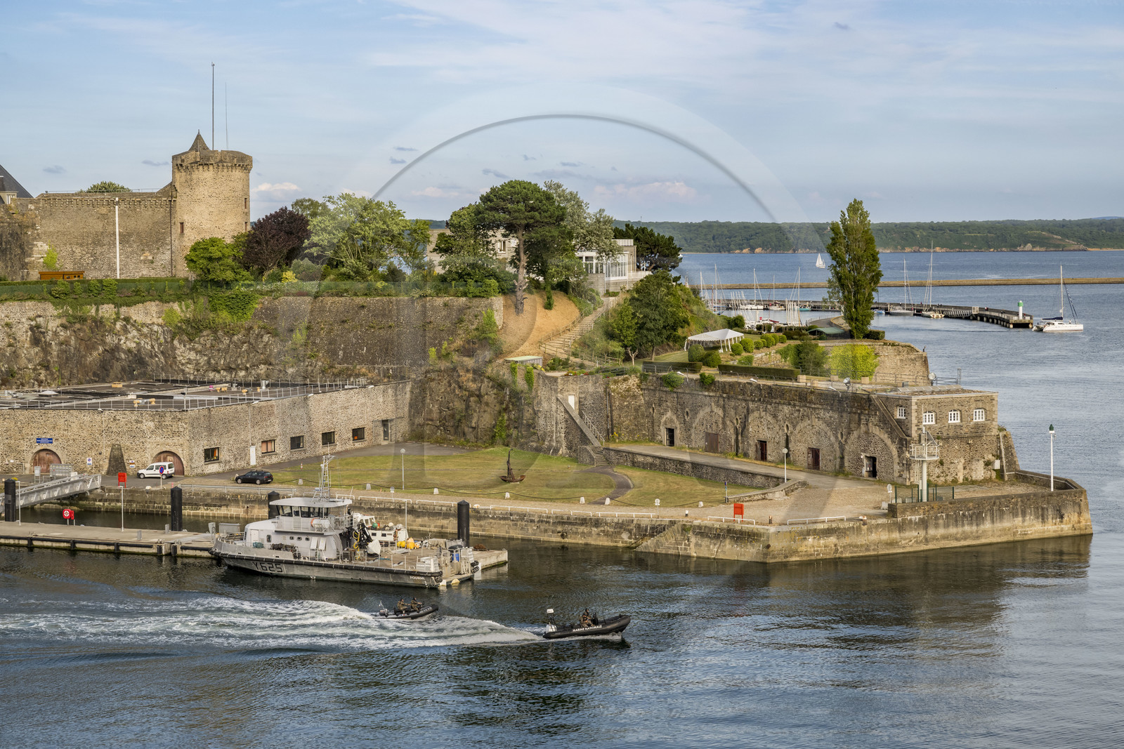 France, Finistère (29), Brest, l'arsenal, le port militaire est une base navale de la Marine nationale, le château qui abrite le musée national de la Marine à l'embouchure de la rivière Penfeld, résidence du préfet maritime sur la pointe du Rocher