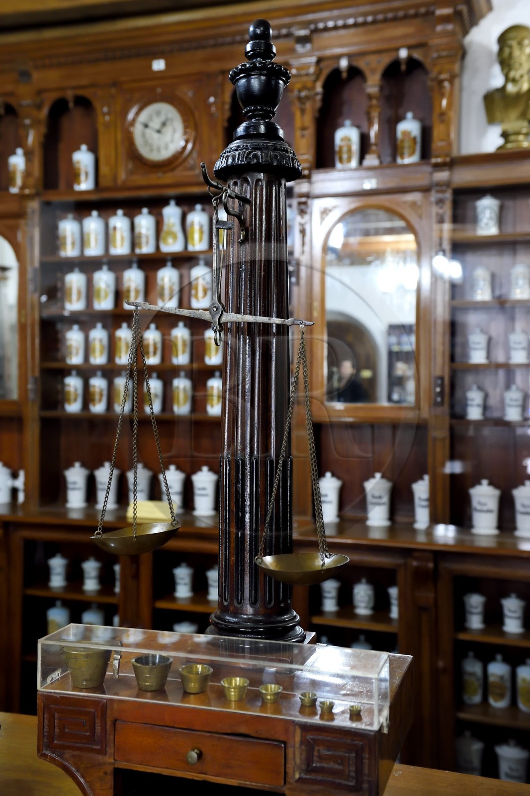 Roumanie, Transylvanie, Sibiu, la vieille ville, la Piata Mica (la Grande place), musée national Brukenthal, musée d’Histoire de la Pharmacie