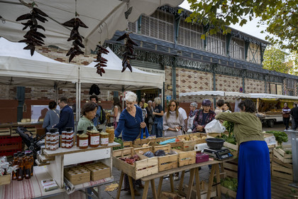 France, Pyrénées-Atlantiques (64), Pays-Basque, Saint-Jean-de-Luz, étal devant le marché couvert