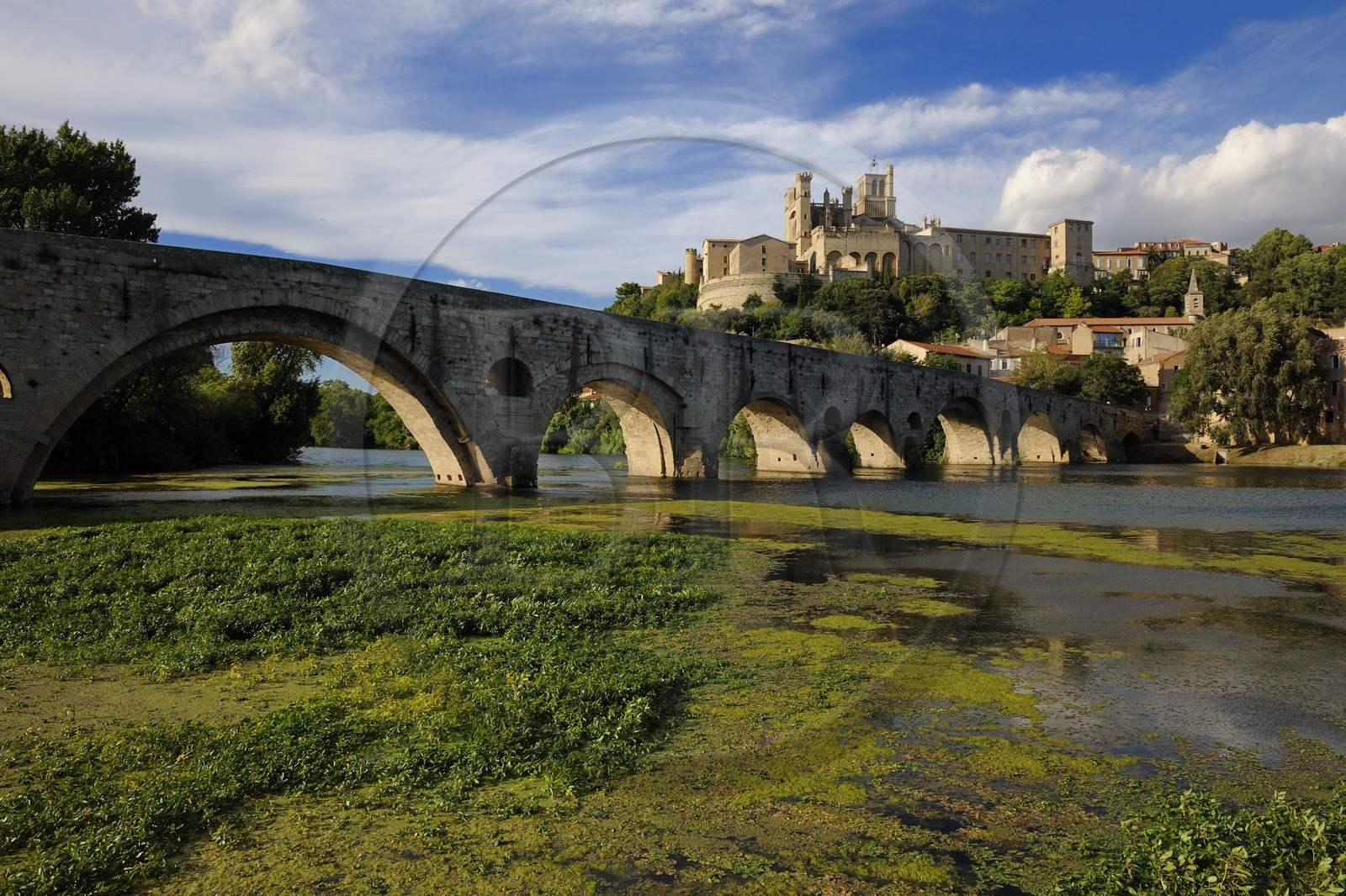 France, Hérault (34), Béziers, la cathédrale Saint Nazaire et le Pont-Vieux sur la rivière Orb