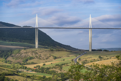 France, Aveyron (12), parc naturel régional des Grands Causses, Millau, le viaduc de Millau des architectes Michel Virlogeux et Norman Foster, entre le Causse du Larzac et le Causse de Sauveterre au dessus du Tarn