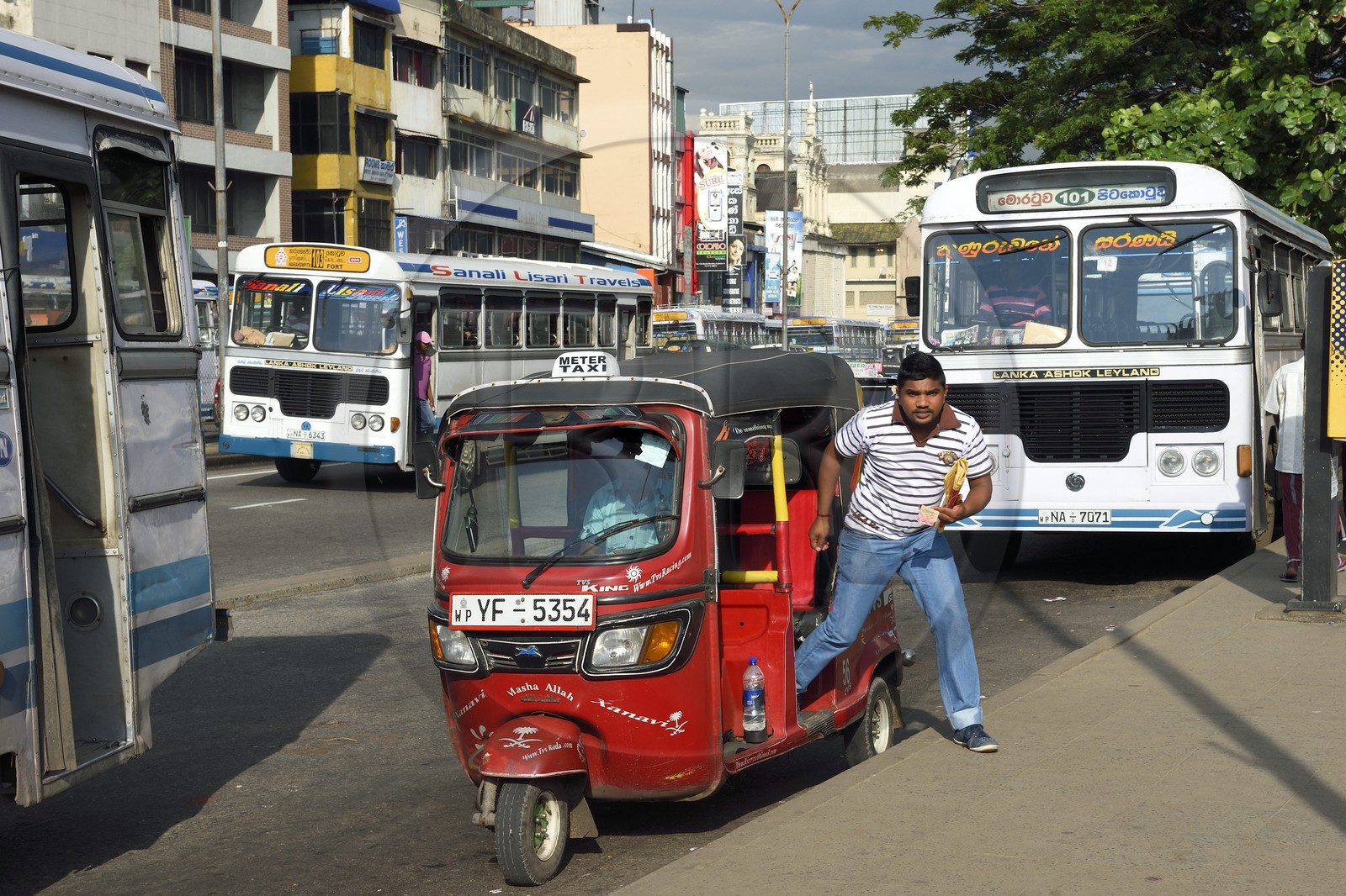 Sri Lanka, Western Province, Colombo District, Colombo, three wheelers and buses on W E Bastian Mawatha street bordering the district of Pettah
