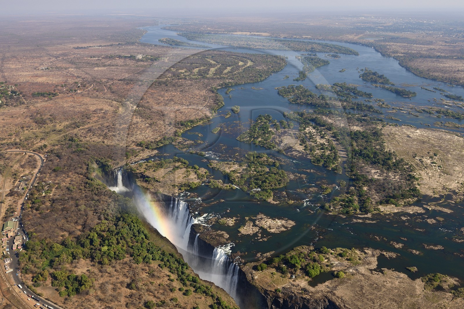 Zimbabwe, province de Matabeleland septentrional, fleuve Zambèze, les Chutes Victoria, classées Patrimoine Mondial de l'UNESCO (vue aérienne)