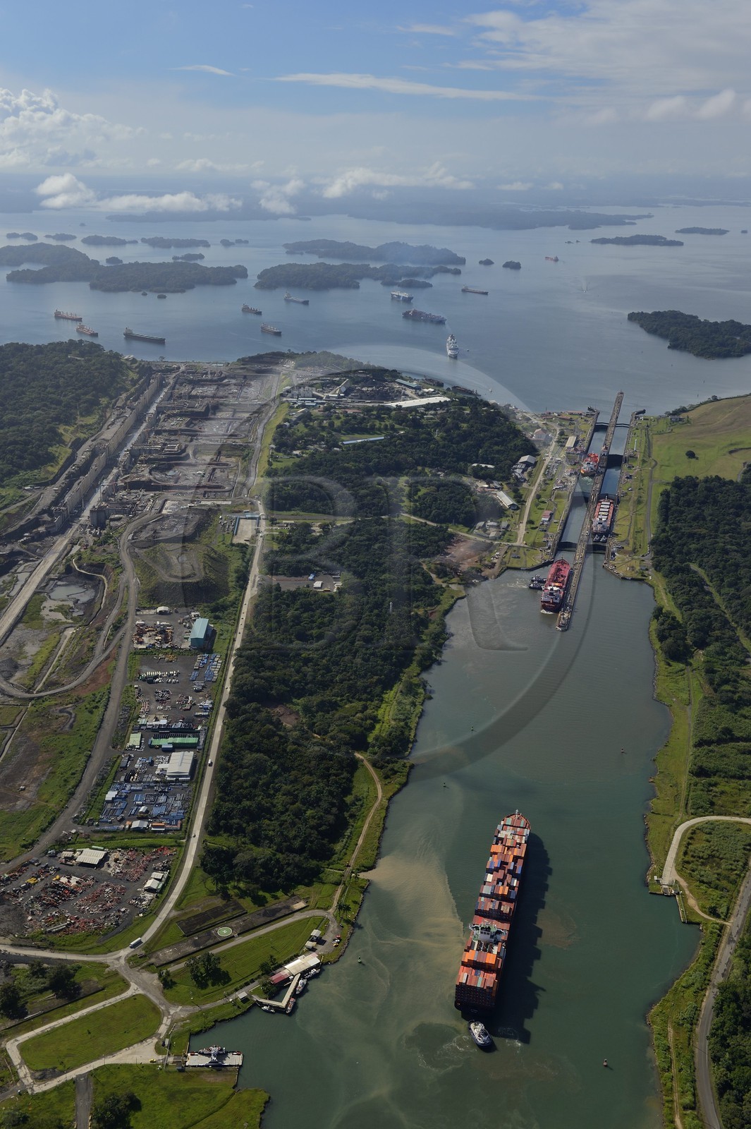 Panama, province de Colon, Canal de Panama, cargo Panamax passant les écluses de Gatun, le chantier des nouvelles écluses sur la gauche et le lac Gatun en arrière plan (vue aérienne)