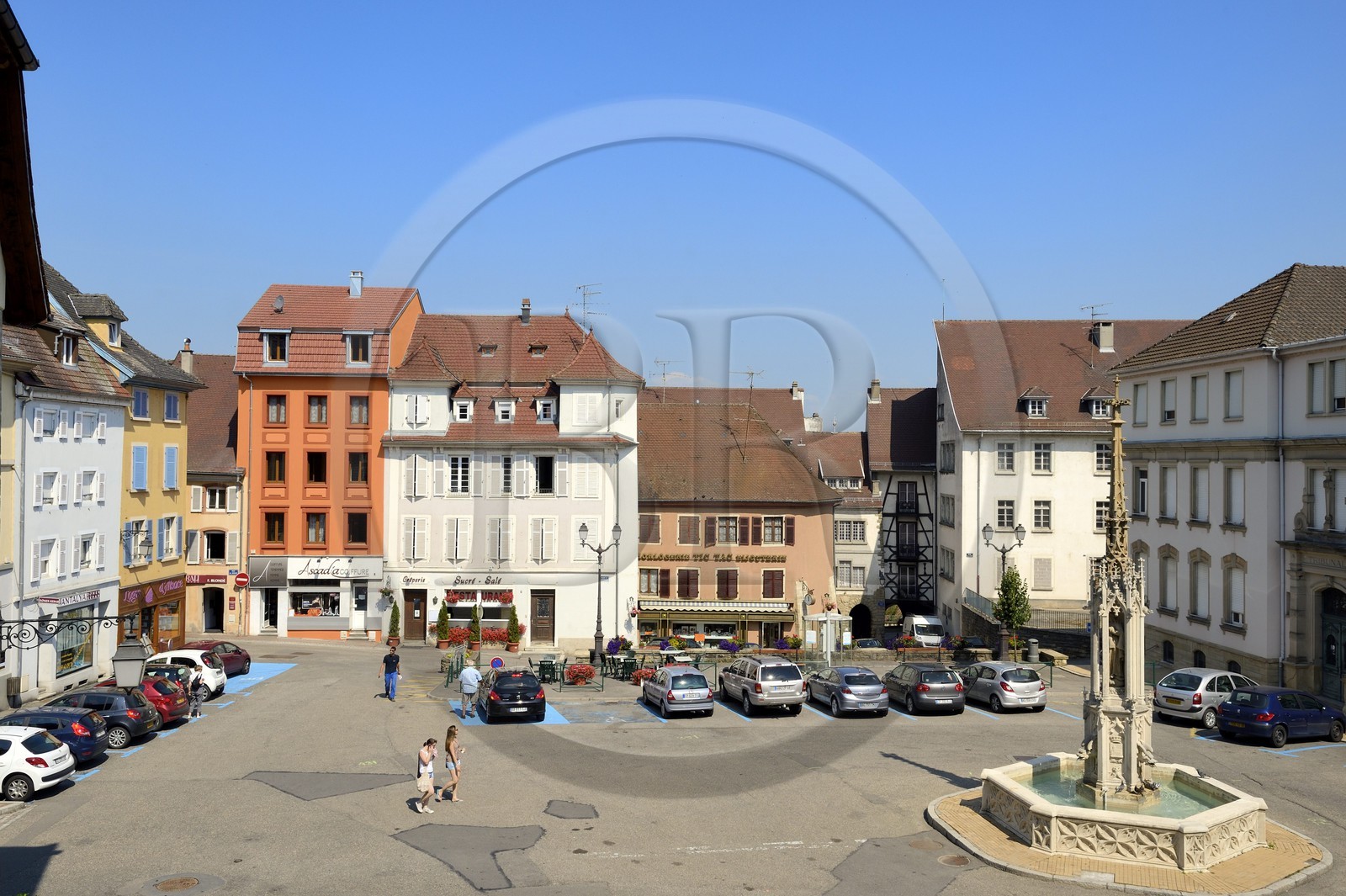 France, Haut-Rhin (68), Sundgau, Altkirch, la fontaine de la Vierge sur la place de la République