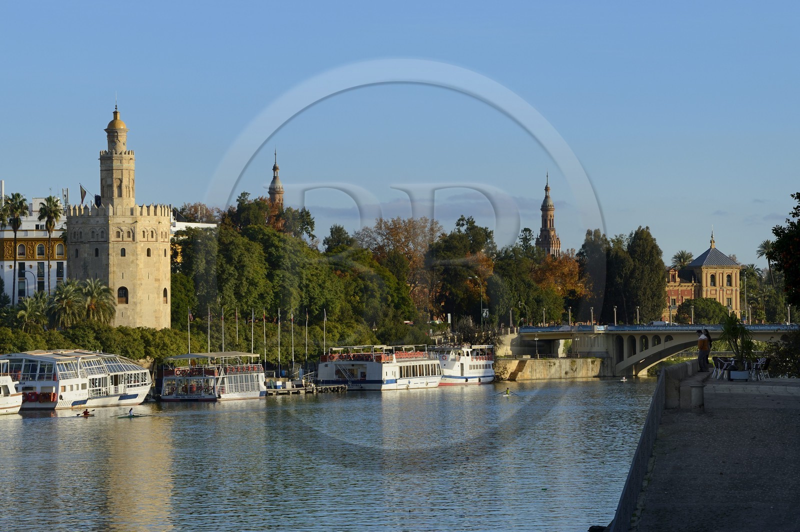 Espagne, Andalousie, Séville, en bordure du fleuve Guadalquivir, la Tour de l'Or (Torre del Oro), ancienne tour d'observation militaire construite au début du XIIIe siècle reconvertie en musée maritime
