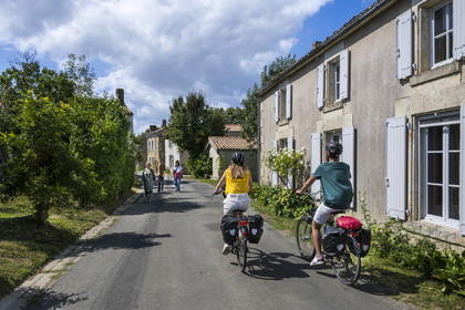 France, Deux-Sèvres (79), le Marais Poitevin, la Venise Verte, Le Vanneau-Irleau, randonnée à bicyclette, découverte du village