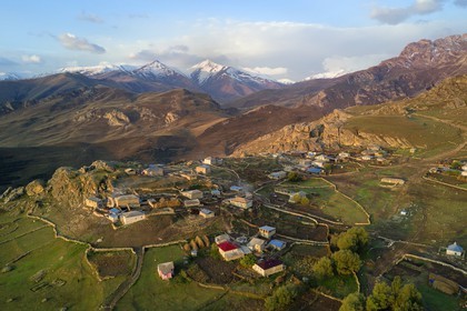 Azerbaïdjan, région de Quba (Guba), chaine de montagne du Grand Caucase, village de Giriz à l'aube (vue aérienne)