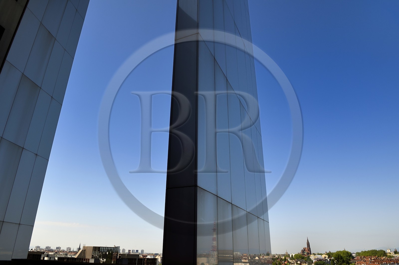 France, Bas-Rhin (67), Strasbourg, quartier européen, le Parlement européen, batiment Louise-Weiss, la cathédrale en arrière plan