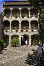 France, Hérault (34), Pézenas, Hôtel d'Alfonse du 17éme siècle rue Conti où Molière et sa troupe donnèrent «le Médecin Volant», la seconde cour possède une galerie haute sur portique ouverte sur le jardin par une rangée d' arcades sur trois niveaux